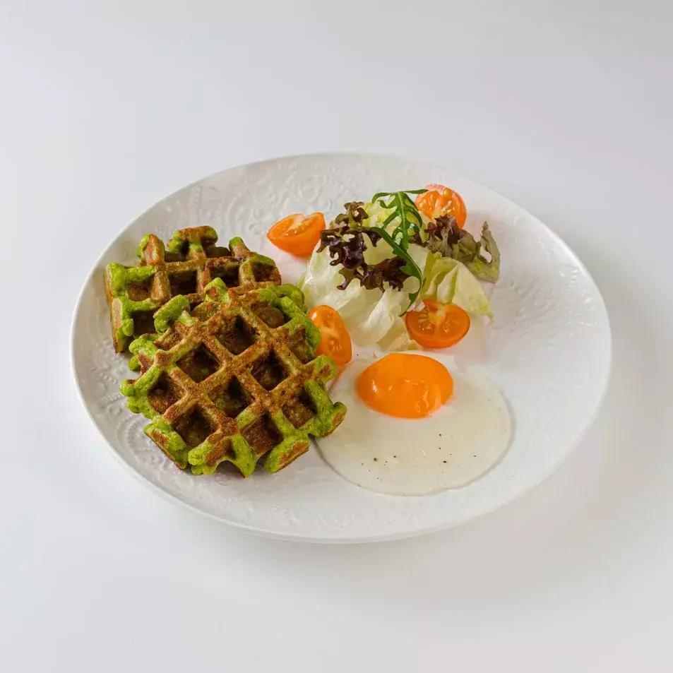 Вафли сырные с яичницей