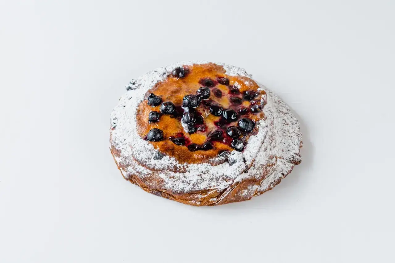 Слойка миндальная с черной смородиной