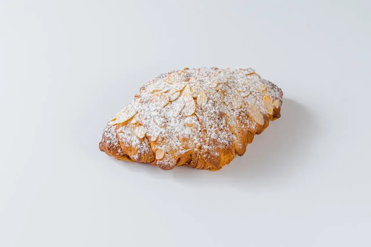 Круассан с миндальным кремом