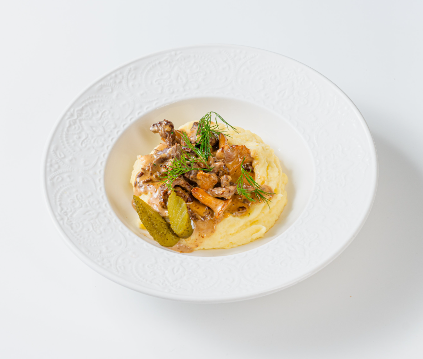Бефстроганов с лисичками и картофельным пюре