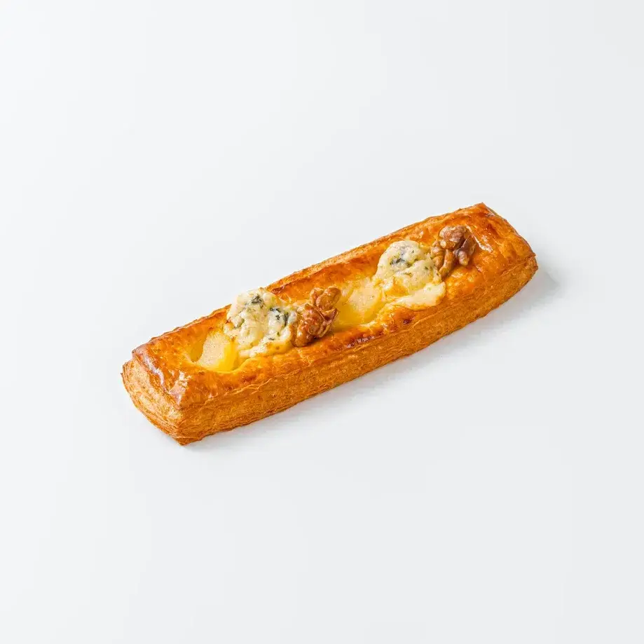 Слойка сытная с сыром дор-блю и грушей